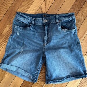Kut from the Kloth Blue Jean Shorts w. Distressed Look. Size 8.